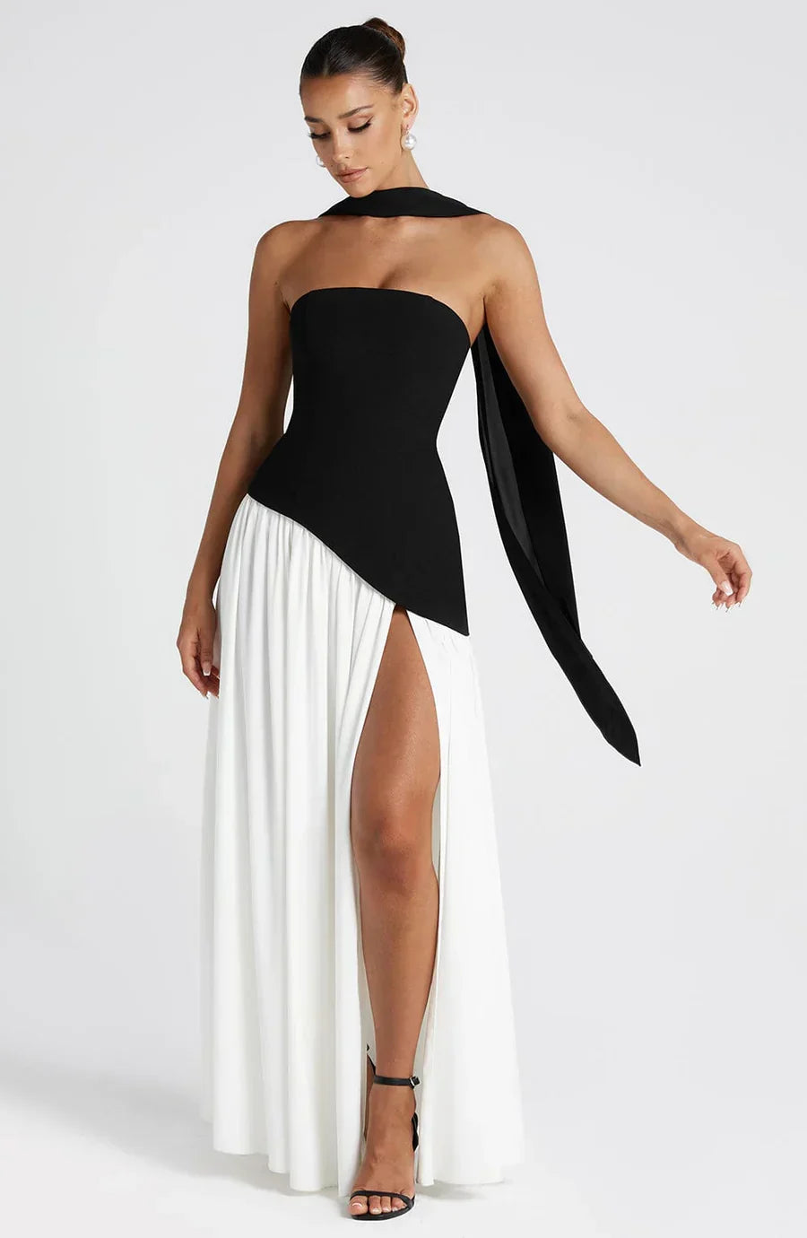 Maxi robe de soirée bicolore pour femme, élégante et moderne, avec sa fente prononcée.