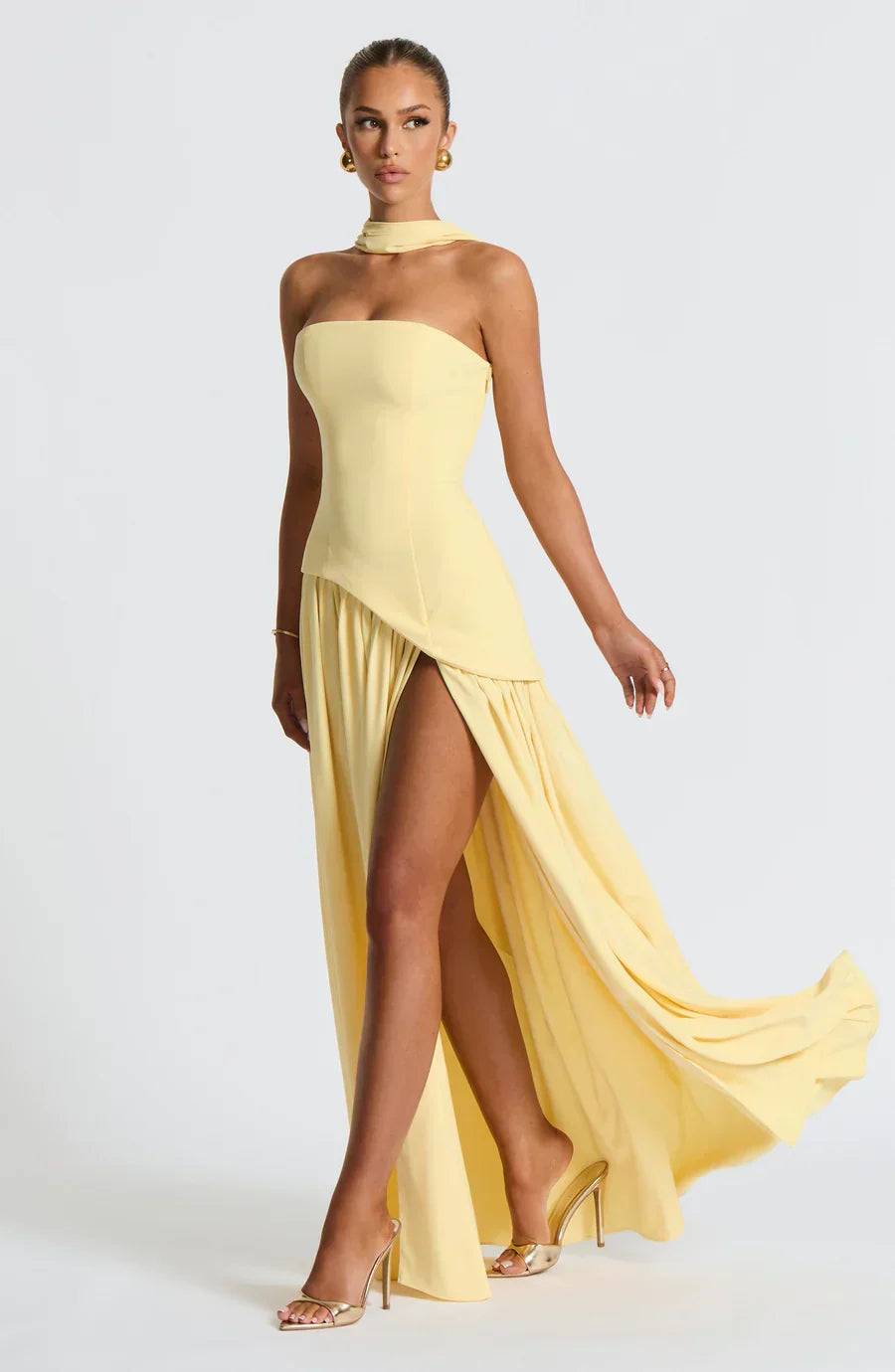 Robe longue bicolore élégante pour femme, parfaite pour une soirée glamour ou cérémonie.