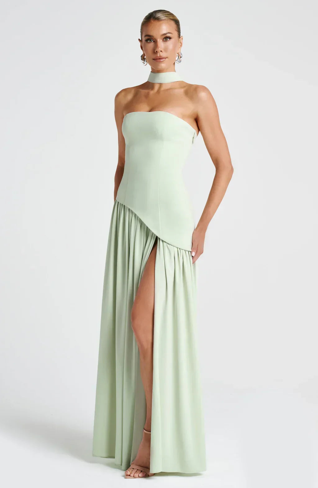 Magnifique robe longue femme bicolore, idéale pour les soirées chics, avec fente subtile.