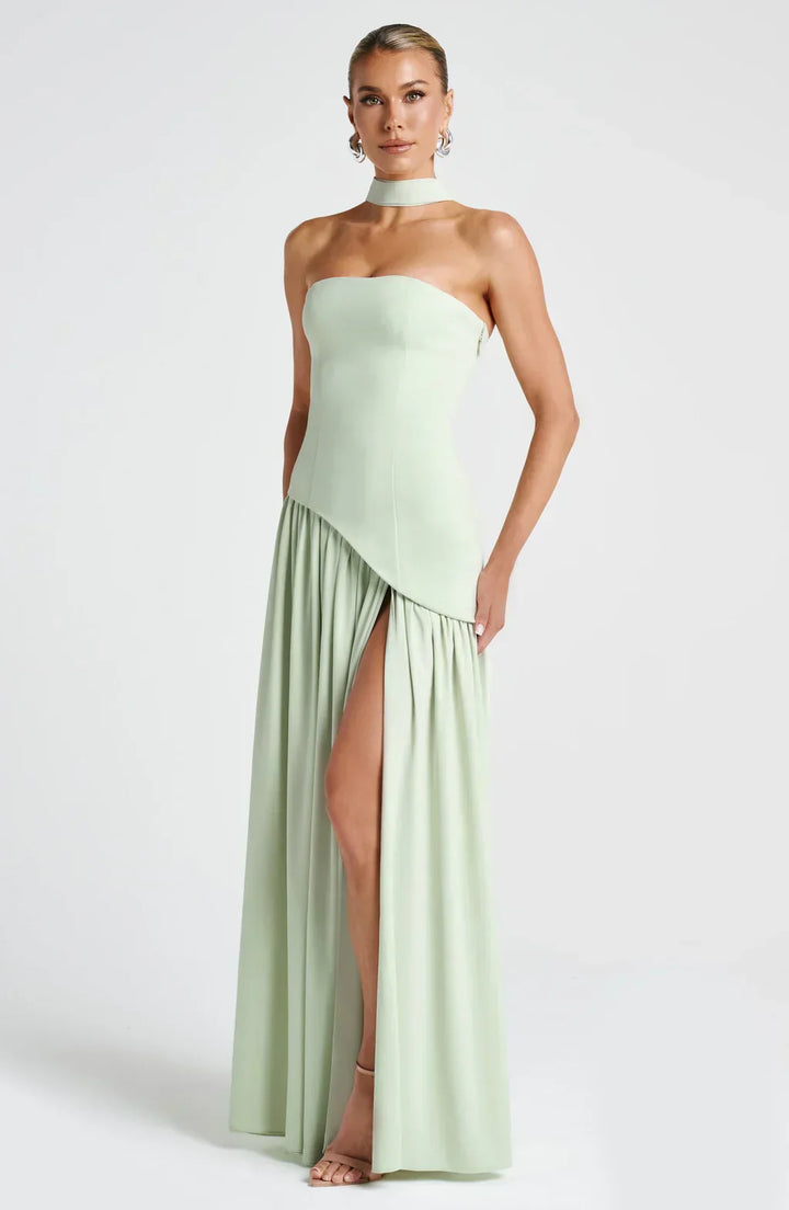 Magnifique robe longue femme bicolore, idéale pour les soirées chics, avec fente subtile.
