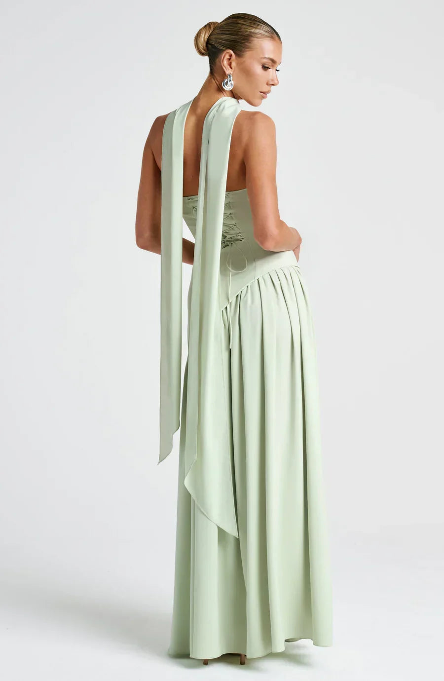 Robe élégante femme bicolore, coupe longue, avec fente pour un look glamour de soirée.
