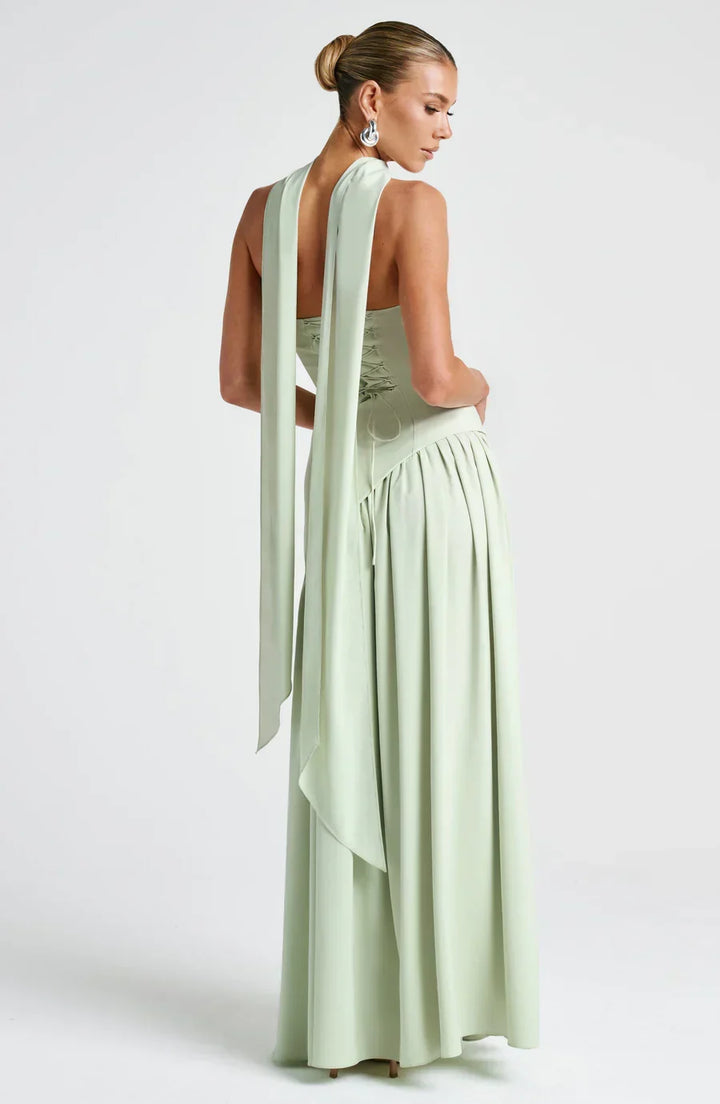 Robe élégante femme bicolore, coupe longue, avec fente pour un look glamour de soirée.