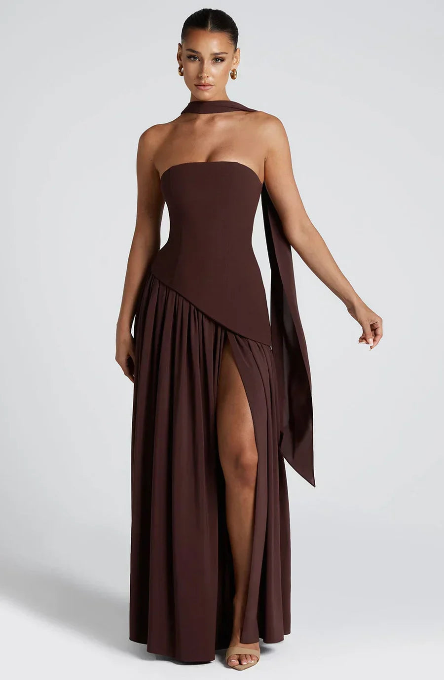Robe de cérémonie longue femme, bicolore, élégante avec fente pour un style sophistiqué.