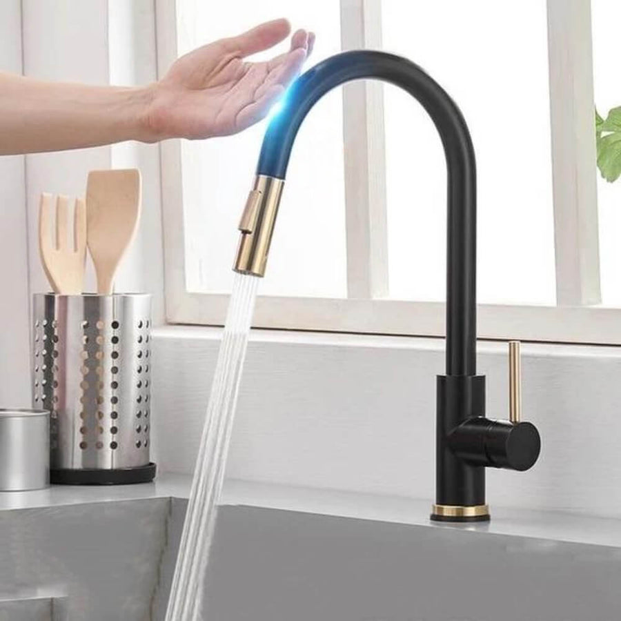 Robinet de cuisine nickel brossé, sans contact. Capteur intelligent, robinetterie moderne pour une cuisine élégante.