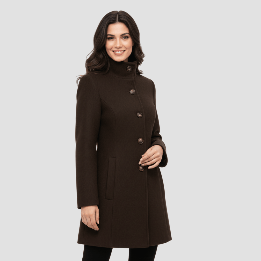 Veste femme élégante, col montant boutonné. Confortable et chic pour les journées d'automne.