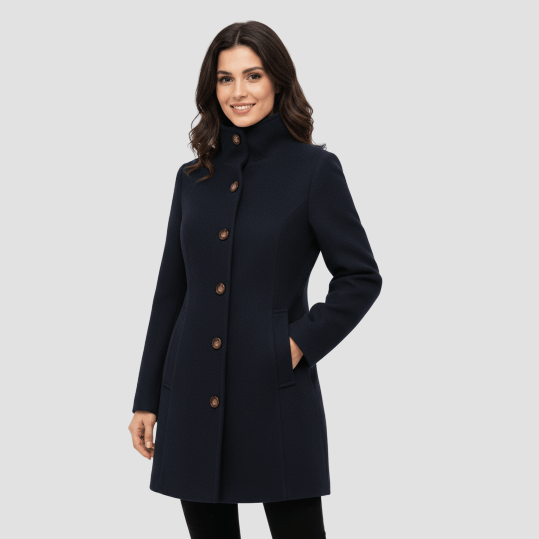 Photo d'une femme portant un manteau boutonné à col montant. Tendance automne-hiver, style urbain.
