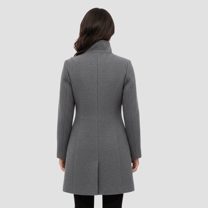 Manteau femme élégant, col montant boutonné, coupe moderne. Confortable pour l'automne-hiver.