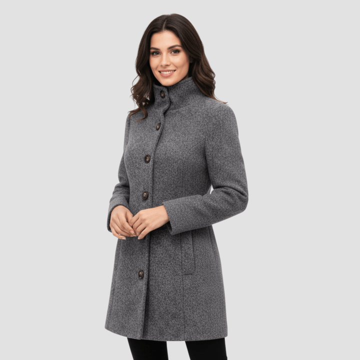 Veste femme chic à col montant, fermeture boutonnée. Parfaite pour la mi-saison et l'élégance.