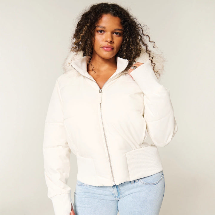 Manteau matelassé court femme, capuche fausse fourrure, idéal hiver urbain, élégant et chaud.