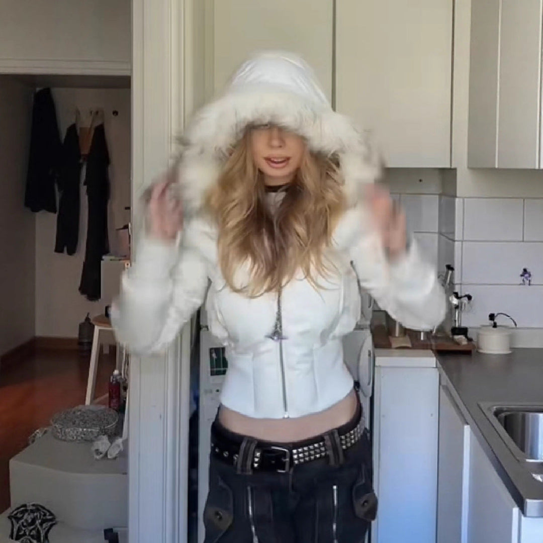 Manteau court matelassé femme avec capuche fausse fourrure, chic et au chaud en ville.