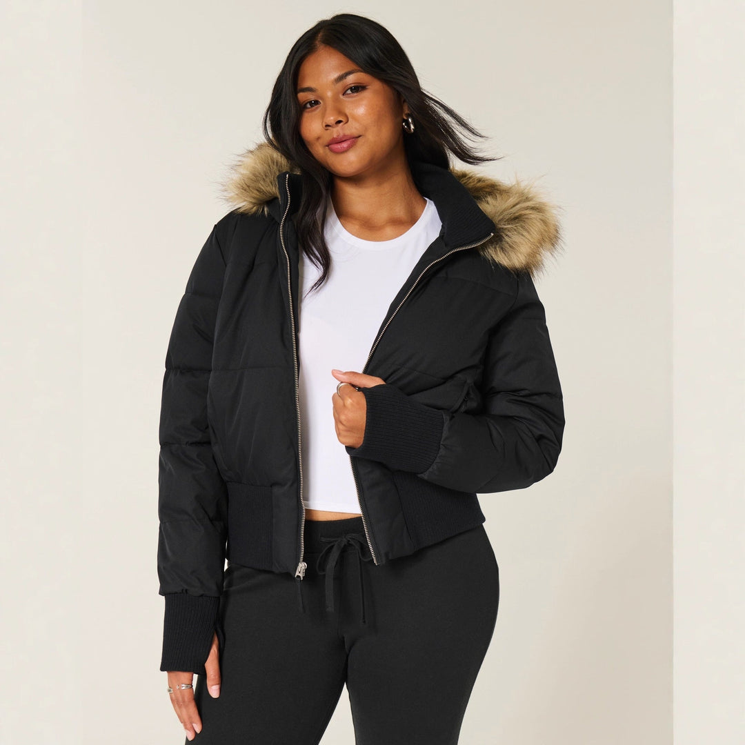 Veste courte matelassée femme, capuche fausse fourrure, essentielle pour l'hiver froid, style urbain.