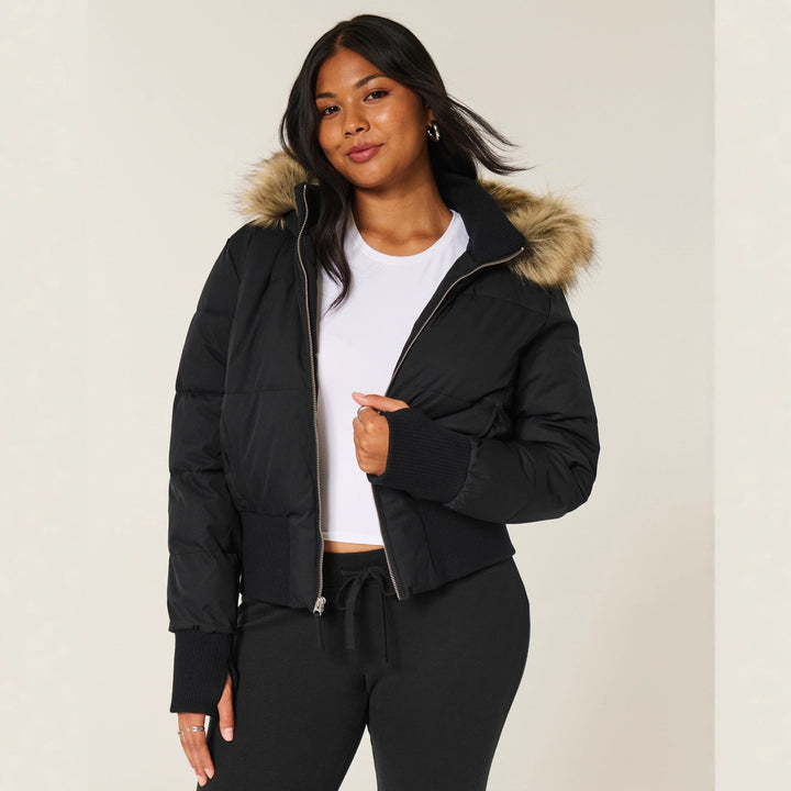 Veste courte matelassée femme, capuche fausse fourrure, essentielle pour l'hiver froid, style urbain.