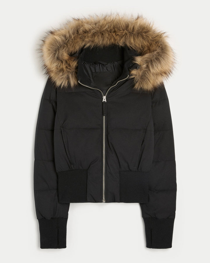 Tendance: Manteau court matelassé femme, capuche fausse fourrure, look hivernal urbain et sophistiqué.