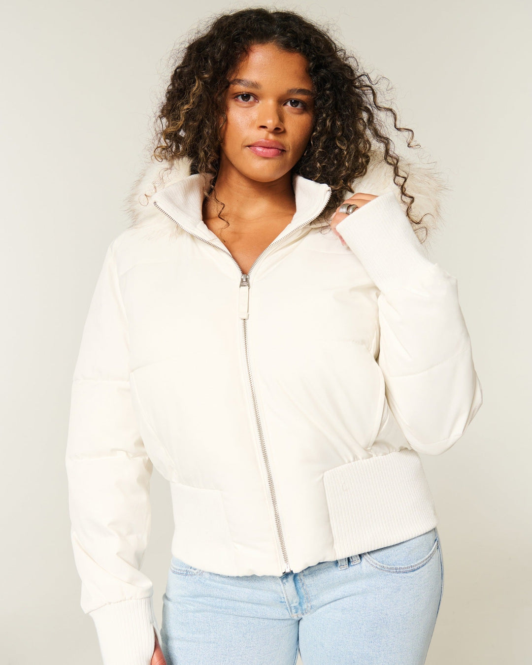 Confortable manteau court matelassé femme, capuche fausse fourrure douillette, idéal pour les froides journées.
