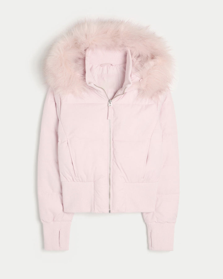 Manteau d'hiver court matelassé femme, capuche fausse fourrure. Style urbain chic pour temps froid.