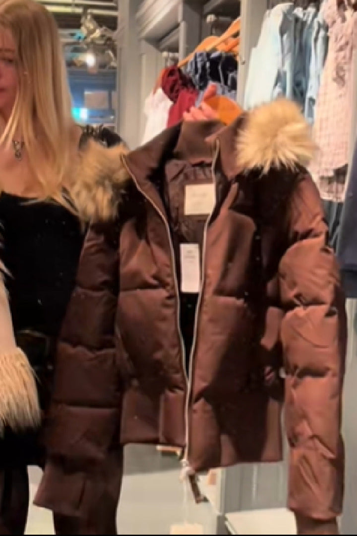 Élégant manteau matelassé court femme, capuche fausse fourrure, parfait pour le quotidien urbain hivernal.