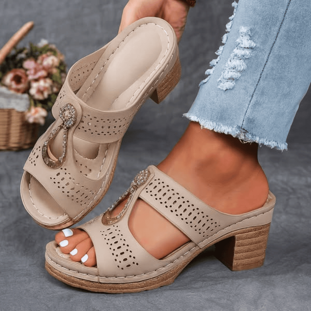 Confort et style avec ces sandales orthopédiques femme à talon ajouré. Parfaites pour l'été et le soutien du pied.