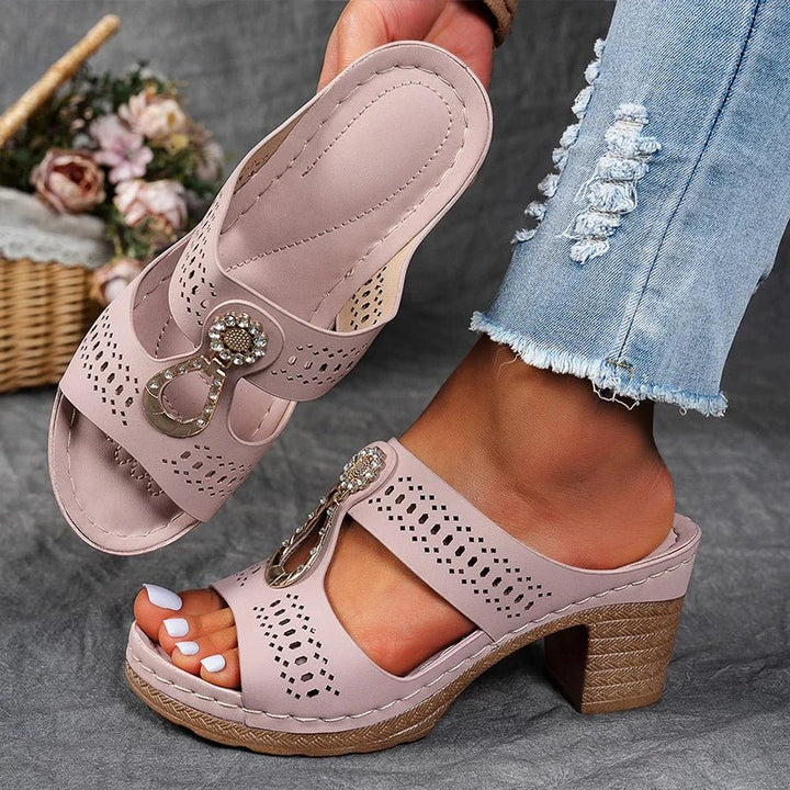 Sandales femme avec talon ajouré, design moderne. Confort orthopédique pour la marche et le bien-être quotidien.