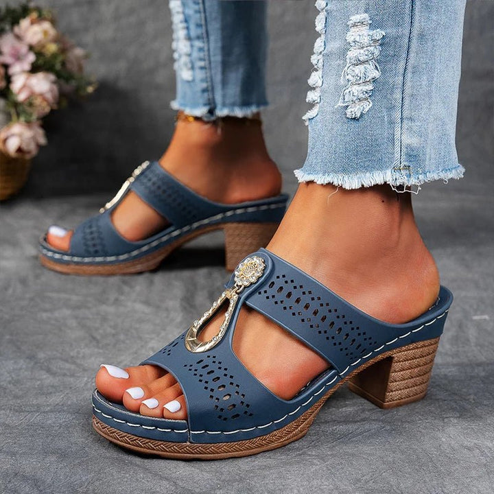 Sandales femme ajourées avec talon élégant et soutien orthopédique pour un confort optimal en été.
