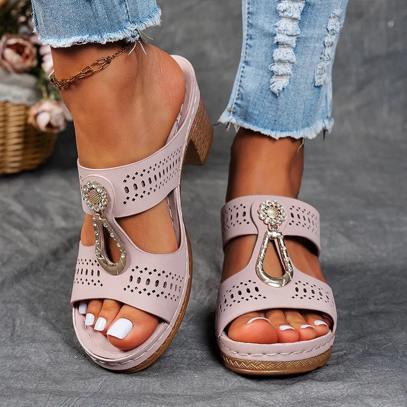 Sandales confortables femme, soutien orthopédique pour marche. Talon ajouré élégant, style décontracté chic.