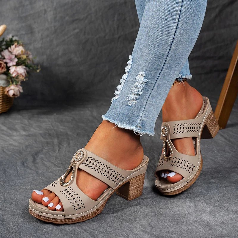 Chaussures femme orthopédiques pour le confort et le soutien. Sandales élégantes à talon ajouré chic.