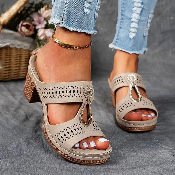 Chaussures d'été femme : sandales confortables à talon ajouré, soutien orthopédique pour le style et le confort.