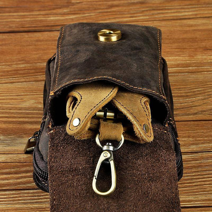 Sac banane vintage pour homme, en cuir véritable marron, accessoire discret, élégant et sécurisé.