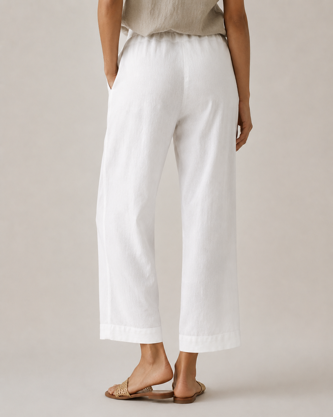 Pantalon fluide ample femme blanc. Parfait pour une tenue estivale chic et confortable.