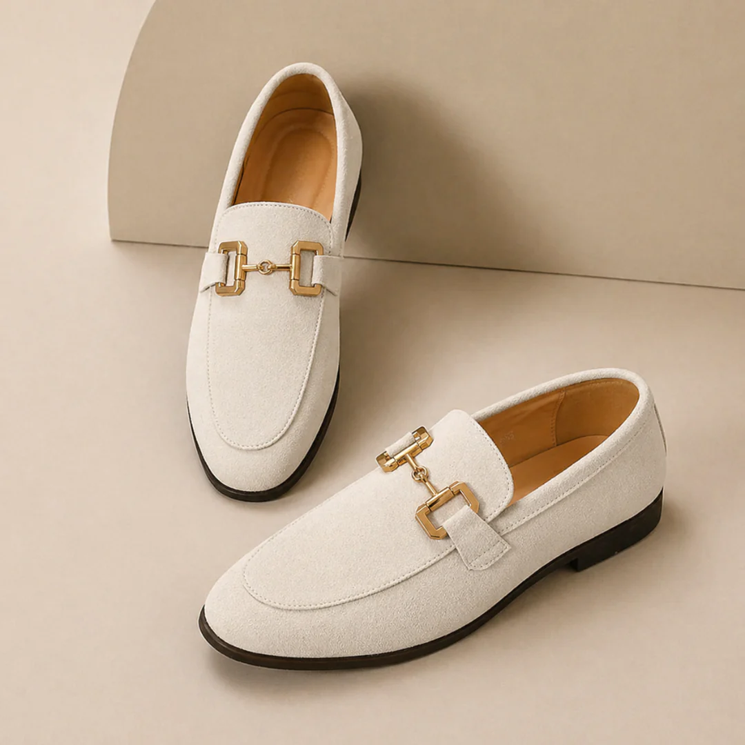 Mocassins homme à enfiler confortables, noirs et élégants, ornés d'une boucle métallique classique.