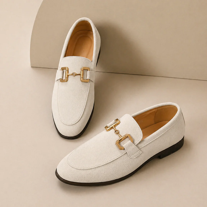Mocassins homme à enfiler confortables, noirs et élégants, ornés d'une boucle métallique classique.