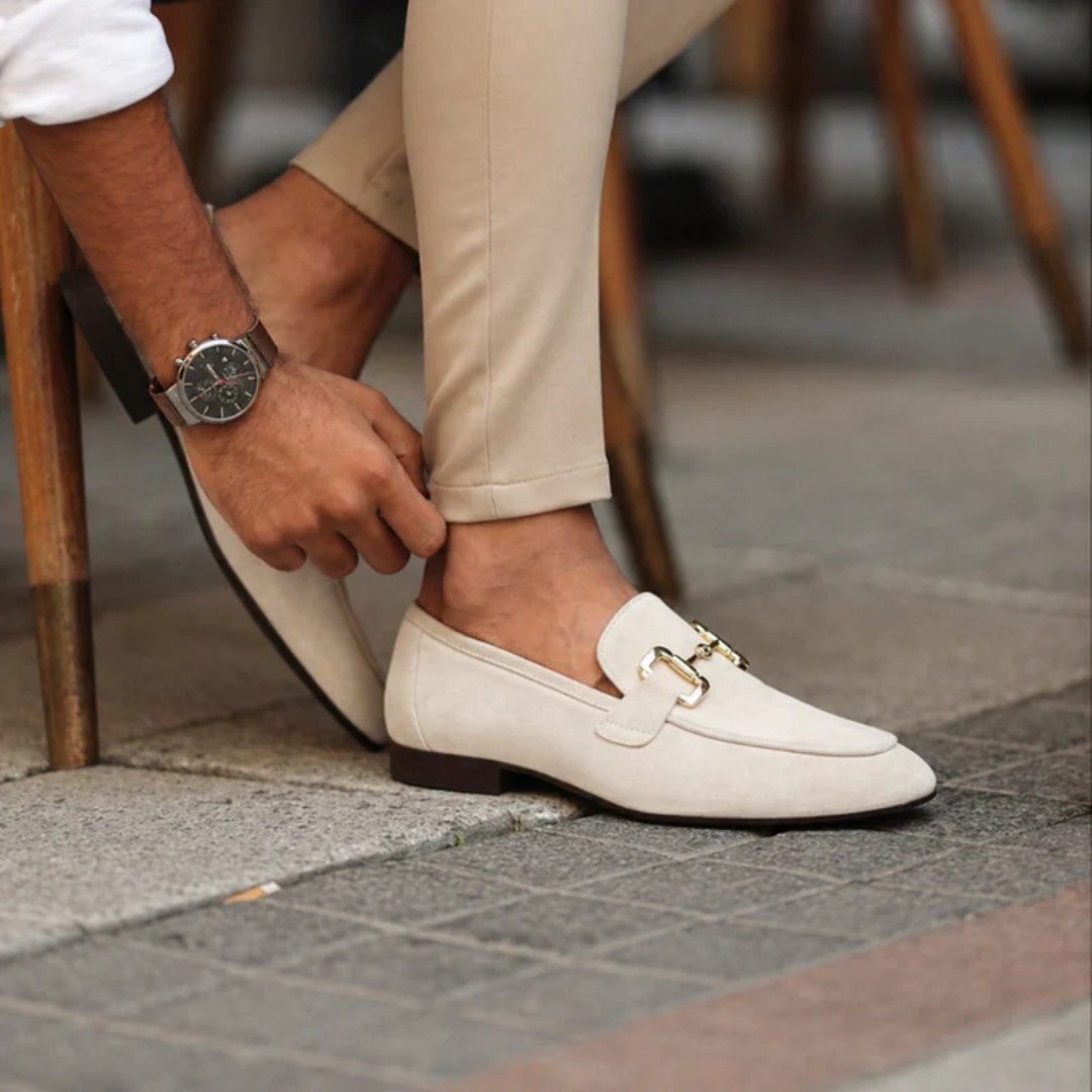 Mocassins homme élégants noirs, style classique avec boucle. Idéals pour look formel ou décontracté chic.