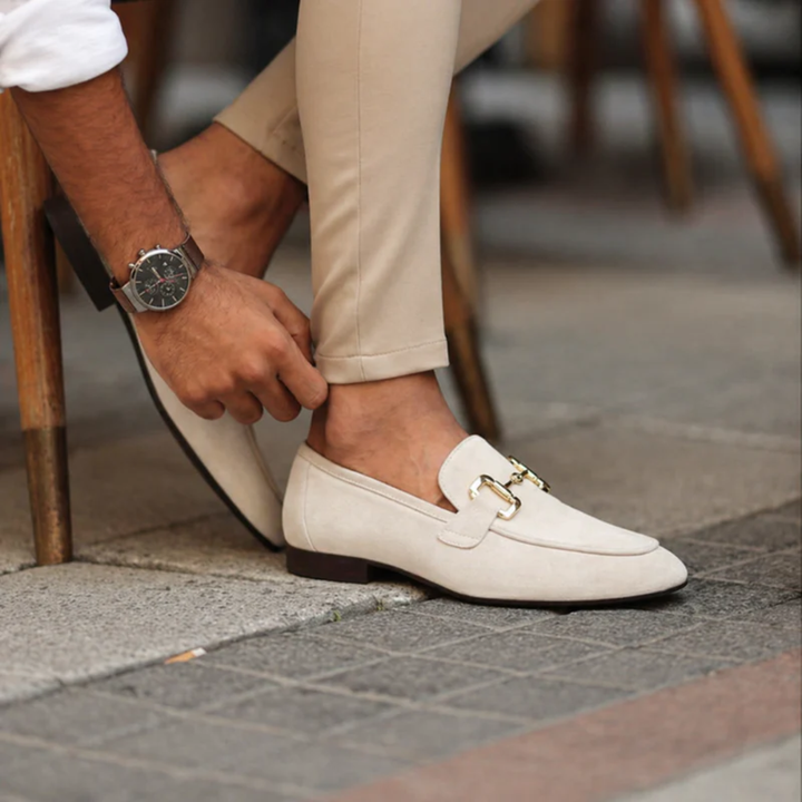 Mocassins homme élégants noirs, style classique avec boucle. Idéals pour look formel ou décontracté chic.
