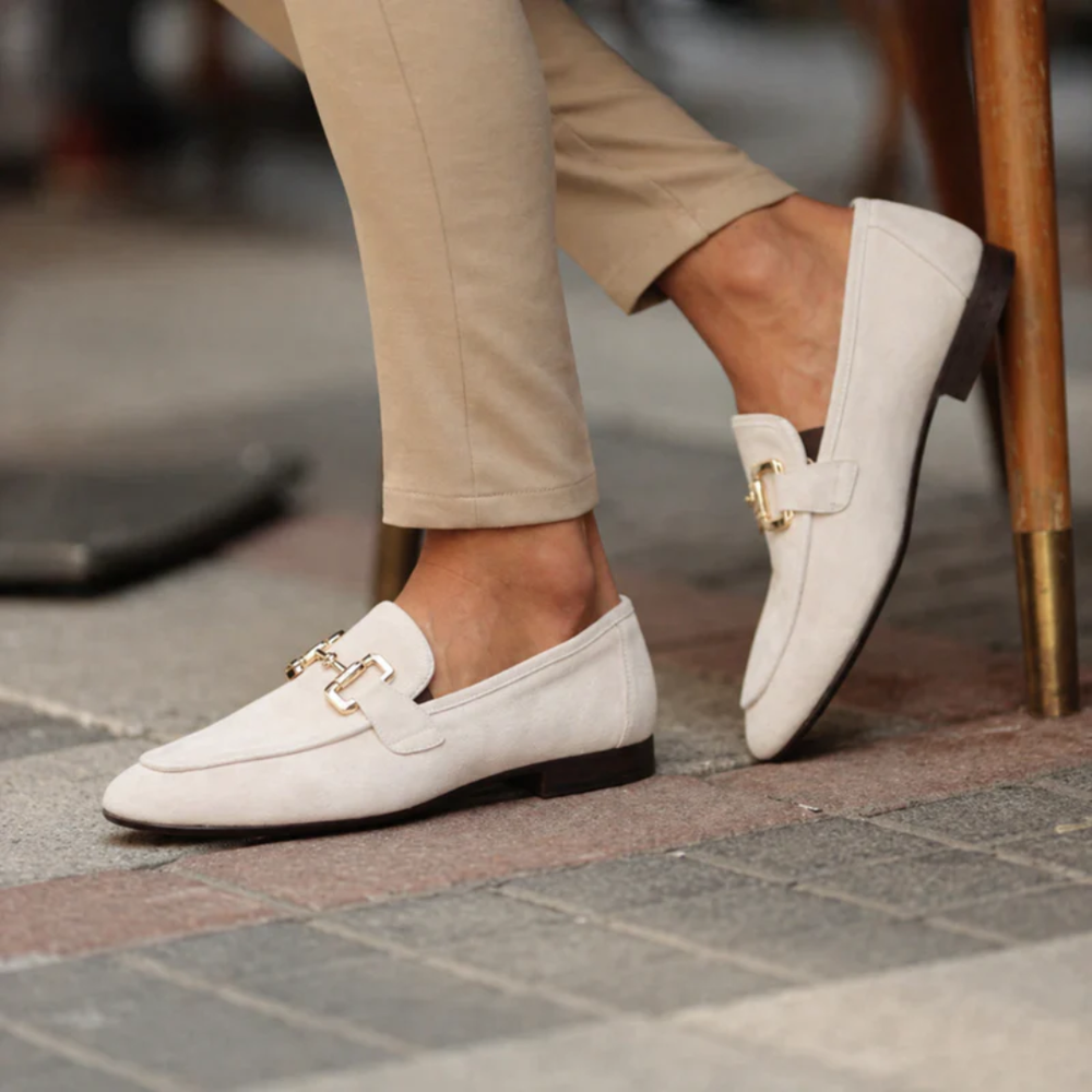 Mocassins homme noirs élégants avec boucle métallique décorative, un classique intemporel et confortable.