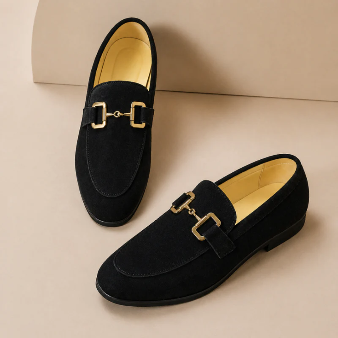 Mocassins homme noirs, élégants et classiques avec boucle. Chaussures confortables pour un look formel.