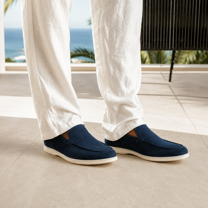Chaussures mocassins élégantes uni pour homme. Style confortable et polyvalent, parfaites pour la ville en automne.