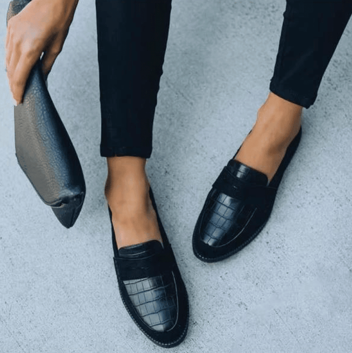 Mocassins confort femme noirs en simili cuir souple, élégance quotidienne.