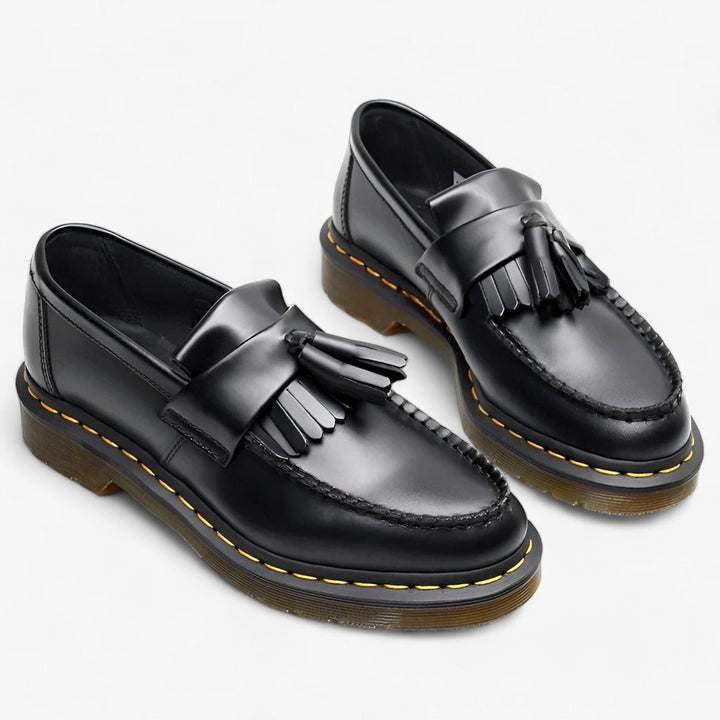 Mocassins élégants pour hommes avec pampilles. Chaussures classiques idéales pour bureau et look décontracté chic.
