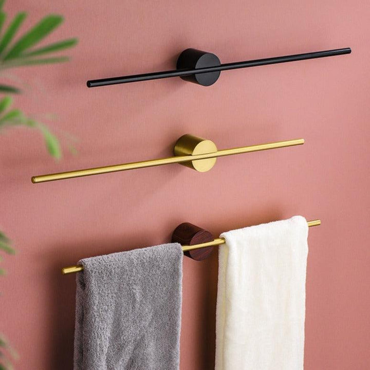Accessoire de salle de bain : porte-serviettes mural en aluminium noir, solution de rangement design et luxe.