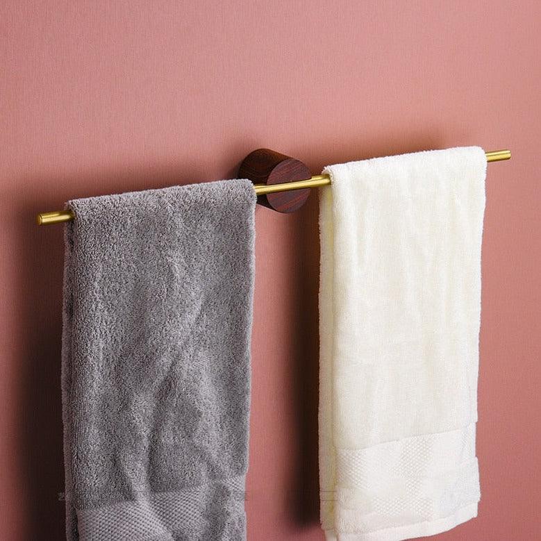 Organisateur de serviettes mural fonctionnel, design contemporain pour optimiser le rangement de la salle de bain.