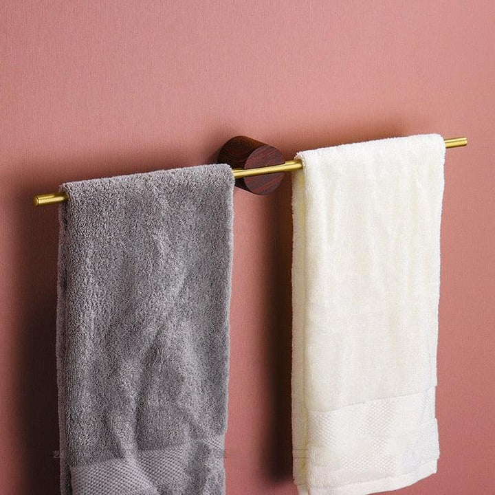 Organisateur de serviettes mural fonctionnel, design contemporain pour optimiser le rangement de la salle de bain.