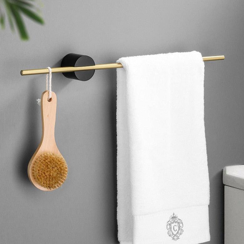 Porte-serviettes mural design en aluminium, un accessoire chic et pratique pour toute salle de bain moderne.