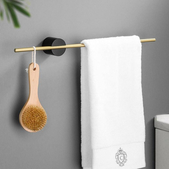 Porte-serviettes mural design en aluminium, un accessoire chic et pratique pour toute salle de bain moderne.