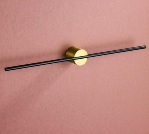 Porte-serviettes mural noir, idéal pour une salle de bain au style minimaliste et un rangement organisé.