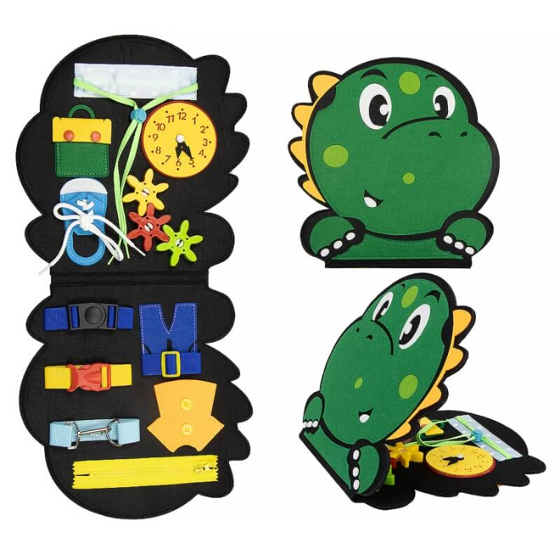 Enfant explorant la planche d'activités Montessori Dino, améliorant sa motricité et son éveil ludique.