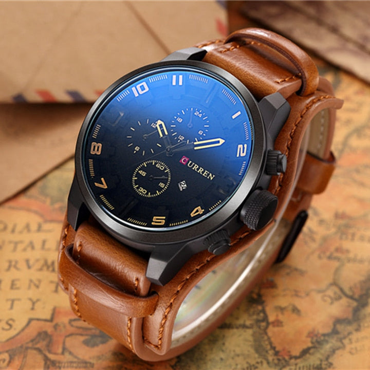 Montre homme classique avec un twist moderne. Style navigateur, cadran clair et bracelet résistant.
