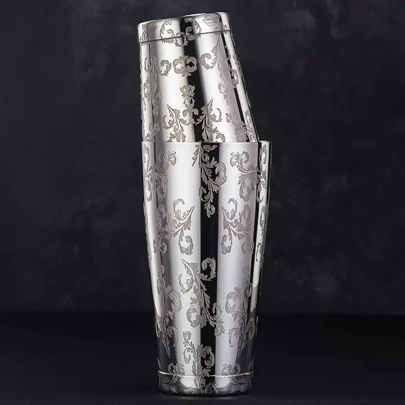 Shaker à cocktail vintage en acier inoxydable avec gravure victorienne, accessoire de bar élégant.