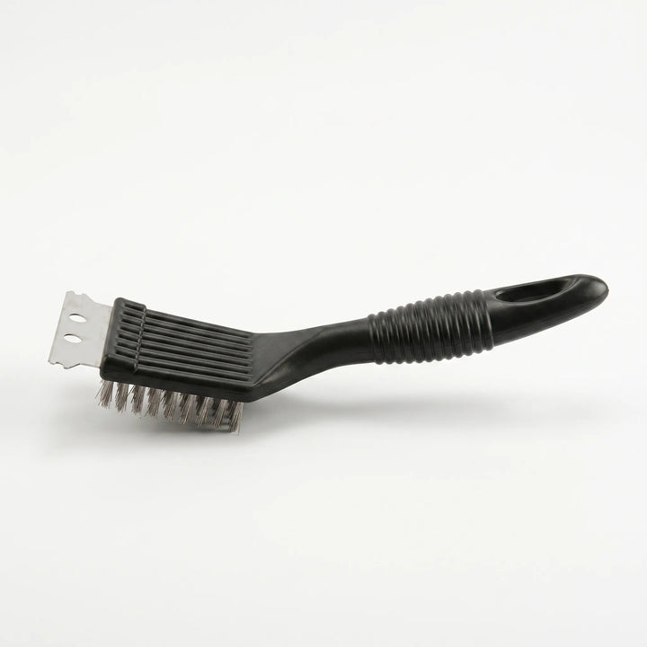Accessoire grill noir pour un nettoyage impeccable du barbecue, brosse robuste pour entretien extérieur.