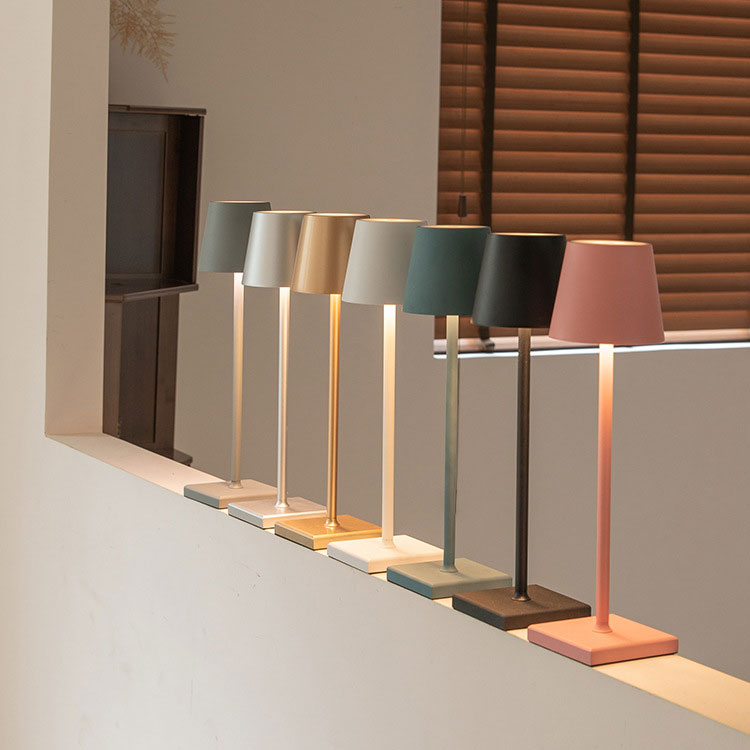 Lampe de table LED portable et rechargeable, parfaite pour éclairage sans fil intérieur ou terrasse.