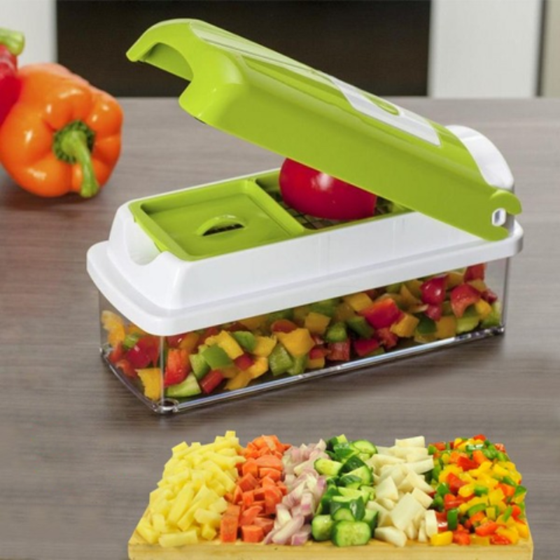 Préparation de salade de fruits avec le coupe-légumes multifonction 12-en-1, pour une cuisine facile et rapide.