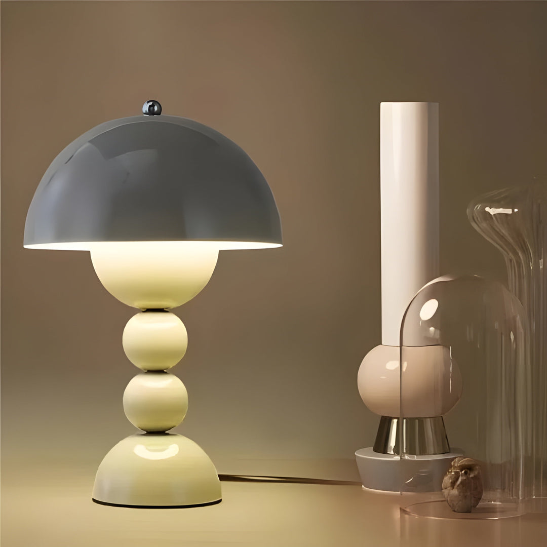 Lampe de table LED scandinave, design moderne et épuré, dimmable pour une ambiance cosy dans le salon.